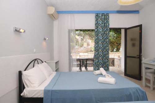 מיטה או מיטות בחדר ב-Katia Beach Hotel