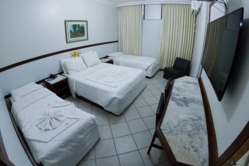 Katil atau katil-katil dalam bilik di Hotel das Palmeiras