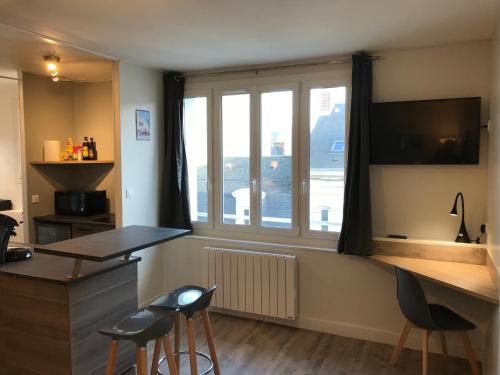 a kitchen with a desk and chairs and a window at Studio cozy hypercentre in Le Mans