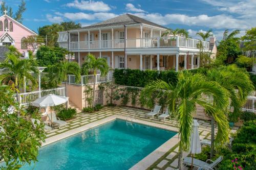 ハーバーアイランドにあるEleven Bahama Houseのスイミングプール付きの家像