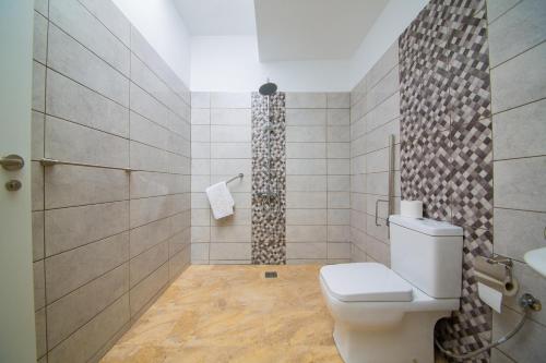 a bathroom with a toilet and a shower at Calle Lanzarote 29C in Playa del Ingles