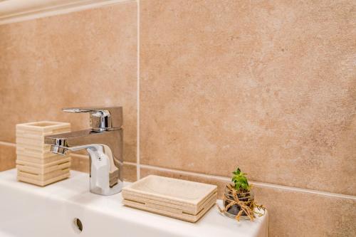 baño con lavabo con grifo en KApartments, en Varna