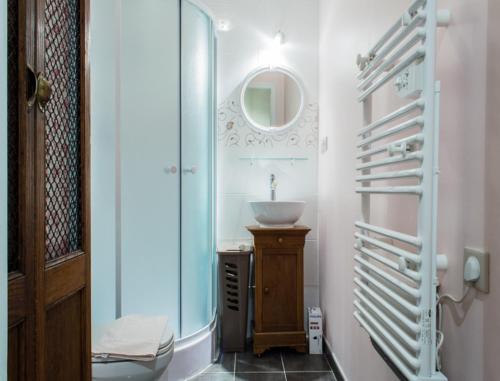 uma casa de banho com um lavatório e um espelho em Gites Chateau Comblanchien em Comblanchien