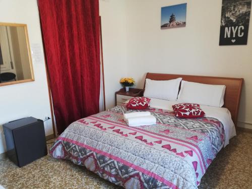 ein Schlafzimmer mit einem Bett mit einem roten Vorhang in der Unterkunft Venice Park House in Marghera