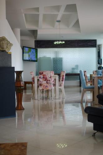 a dining room with a table and chairs at Llanogrande Airport by Bernalo Hotels in Rionegro