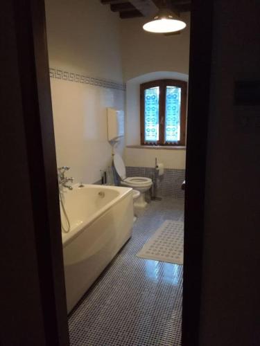 a bathroom with a tub and a toilet and a sink at il mulino in Santarcangelo di Romagna