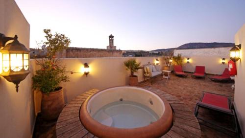een groot bad in een kamer met een patio bij Dar Abdesalam in Fès