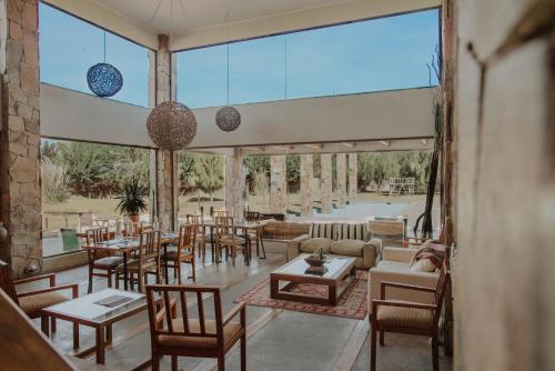 un restaurante con mesas y sillas y una gran ventana en Hotel Limari, en Ovalle