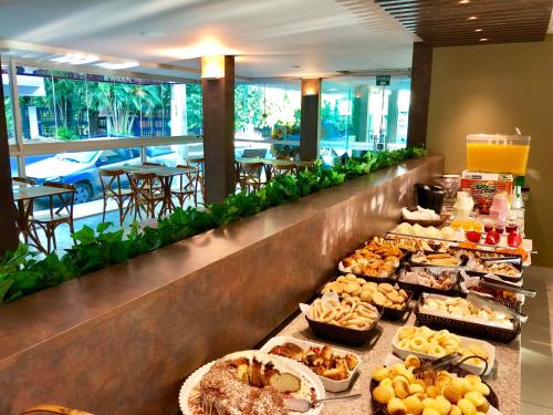 ein Buffet mit vielen verschiedenen Speisen in der Unterkunft Pousada das Aguas in Caldas Novas