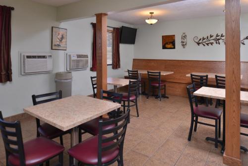 a restaurant with tables and chairs in a room at Cottonwood Inn and Conference Center in South Sioux City