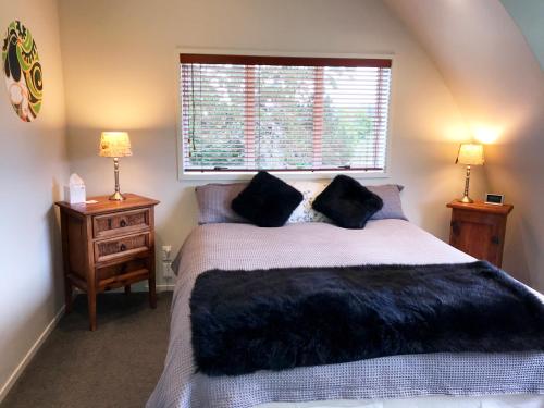 Un dormitorio con una cama grande y una ventana en Lavender Hill en Riverhead