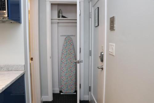 ボストンにあるStylish Newbury Street Studio, #2のサーフボードがドアの外に突き出ている