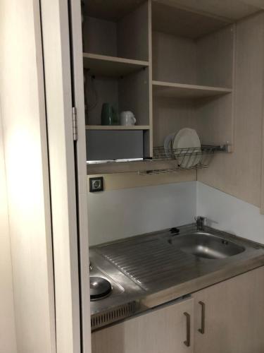 Kuchyň nebo kuchyňský kout v ubytování roomotel.com