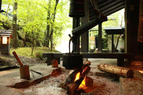 a pot sitting on top of a camp fire at Ryokan Wakaba in Minamioguni