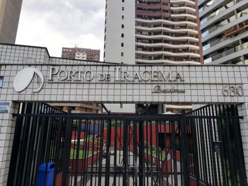 una señal para toronto beakaya en el lateral de un edificio en Porto de Iracema Residence, en Fortaleza
