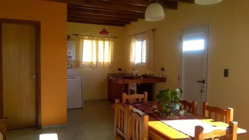 cocina y comedor con mesa y sillas en Duplex Camet Norte en Santa Clara del Mar