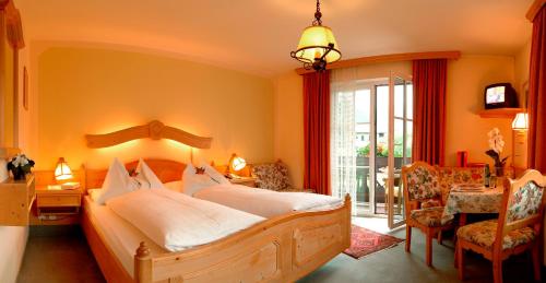Postel nebo postele na pokoji v ubytování Hotel zum Toni