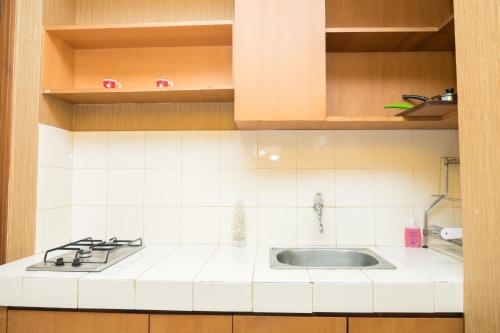Η κουζίνα ή μικρή κουζίνα στο Elegant 2BR Apartment at Grand Setiabudi By Travelio
