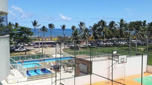 mit Blick auf einen Basketballplatz und das Meer in der Unterkunft Solaris Residencial Clube in Ilhéus