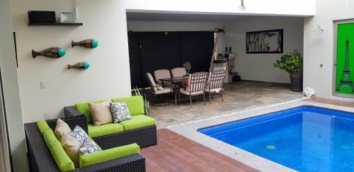 La alberca dentro o cerca de Suites Lagunas