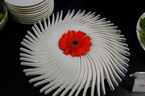 Un plato con una flor roja encima. en Khách sạn Sài Gòn Vĩnh Long, en Vĩnh Long