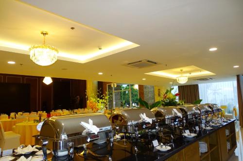 ห้องอาหารหรือที่รับประทานอาหารของ Khách sạn Sài Gòn Vĩnh Long