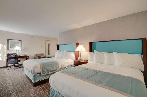 Ένα ή περισσότερα κρεβάτια σε δωμάτιο στο Best Western Hampshire Inn & Suites