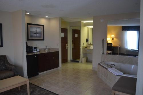 Koupelna v ubytování SureStay Plus Hotel by Best Western Roanoke Rapids I-95
