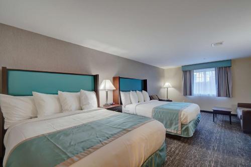 Llit o llits en una habitació de Best Western Hampshire Inn & Suites