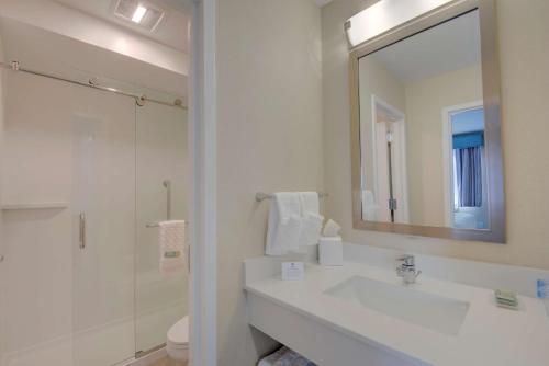 Ett badrum på Best Western Hampshire Inn & Suites