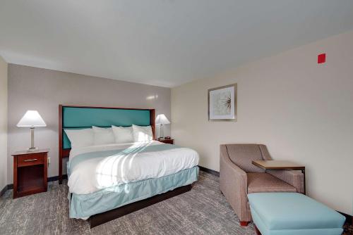 Ένα ή περισσότερα κρεβάτια σε δωμάτιο στο Best Western Hampshire Inn & Suites