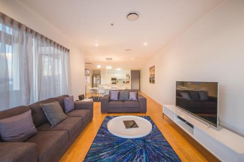 Μια τηλεόραση ή/και κέντρο ψυχαγωγίας στο Edge Apartment Hotel