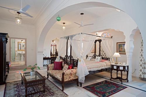 Postel nebo postele na pokoji v ubytování Alsisar Mahal- Heritage Hotel