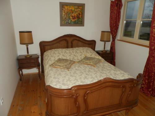 Una cama o camas en una habitación de Dwór Strzyżew