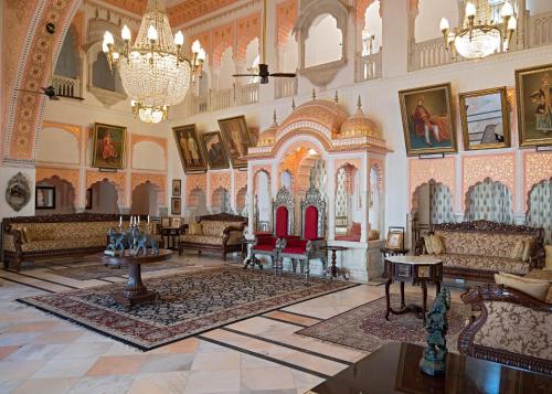 Posezení v ubytování Alsisar Mahal- Heritage Hotel
