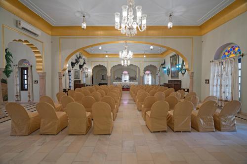 Posezení v ubytování Alsisar Mahal- Heritage Hotel
