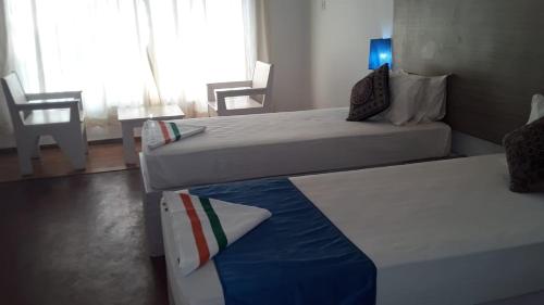 Łóżko lub łóżka w pokoju w obiekcie Flyzone Seashell Cottages Only For Indian Nationals with valid entry permit