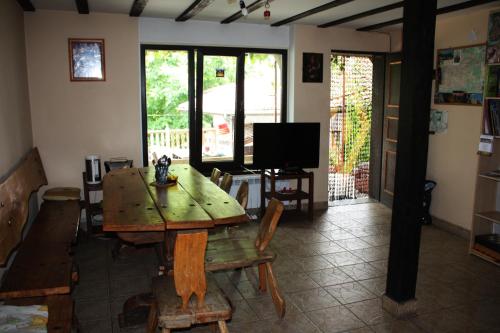 - un salon avec une table et des chaises en bois dans l'établissement Hikers Hostel, à Veliko Tarnovo