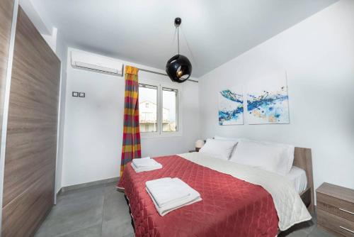 une chambre avec un lit rouge et une fenêtre dans l'établissement ★Modern Home in Corfu old Town★, à Corfou