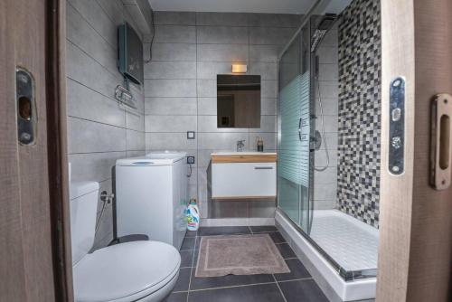 une salle de bains avec toilettes, douche et lavabo dans l'établissement ★Modern Home in Corfu old Town★, à Corfou