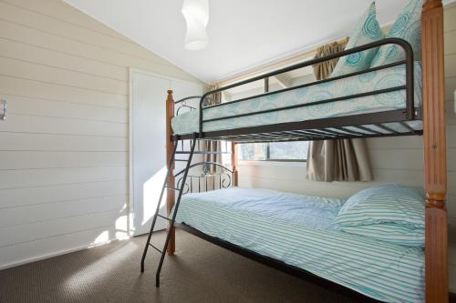 a bedroom with two bunk beds in a room at Grantys House in Merimbula