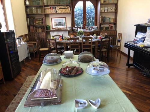 a dining room with a table with plates of food at Domus Verdiana in Ragalna