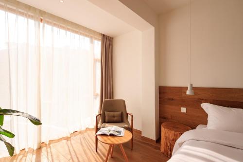 Ein Bett oder Betten in einem Zimmer der Unterkunft Hangzhou Moju Boutique Guesthouse at the West Lake