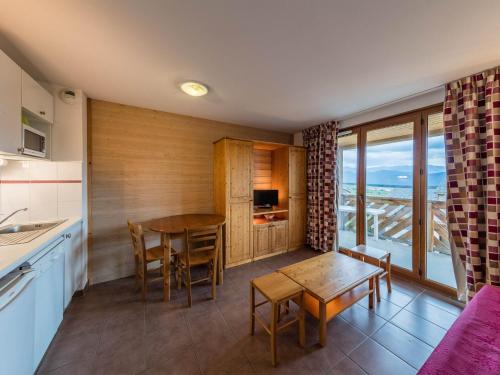 a kitchen and dining room with a table and chairs at Noemys Clos Des Fontaneilles in Les Angles