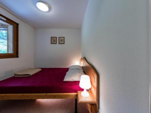 - une petite chambre avec un lit doté d'un matelas violet dans l'établissement Noemys Clos Des Fontaneilles, aux Angles