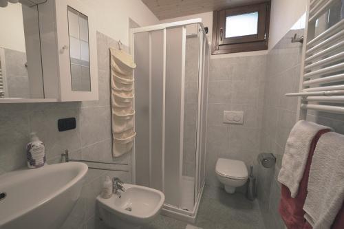 A bathroom at Appartamento Edelweiss