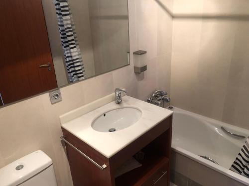 A bathroom at Elegance 2-Serviden