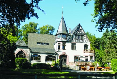 una gran casa blanca con torreta en Oberwaldhaus, en Darmstadt