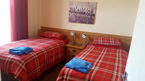 1 dormitorio con 2 camas y una foto en la pared en The Waverley Hotel en Crewe