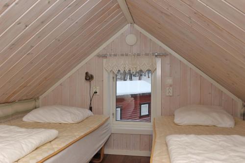 En eller flere senge i et værelse på Vålågårdens Värdshus och Camping AB